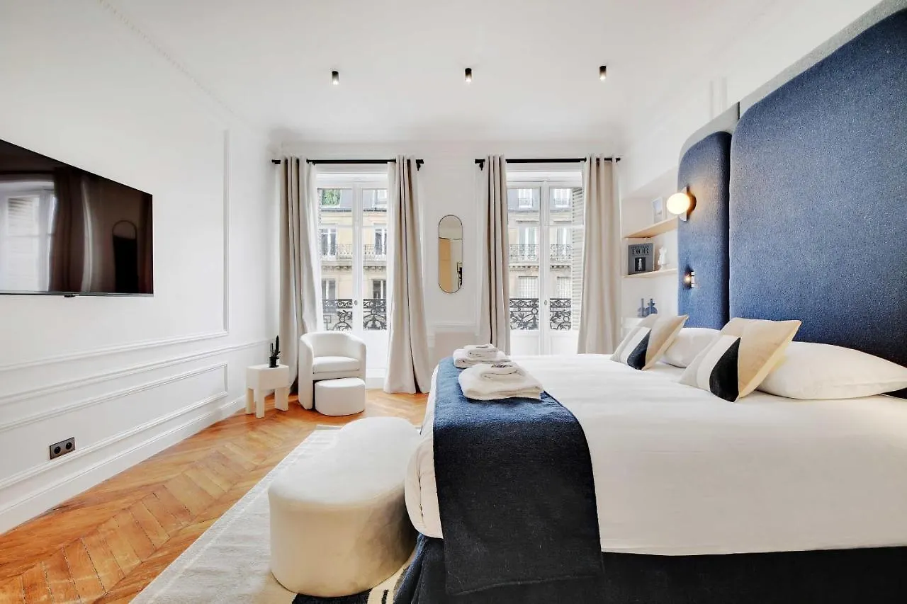Stunning Property - 4Br-10P - Louvre Paris Apartment