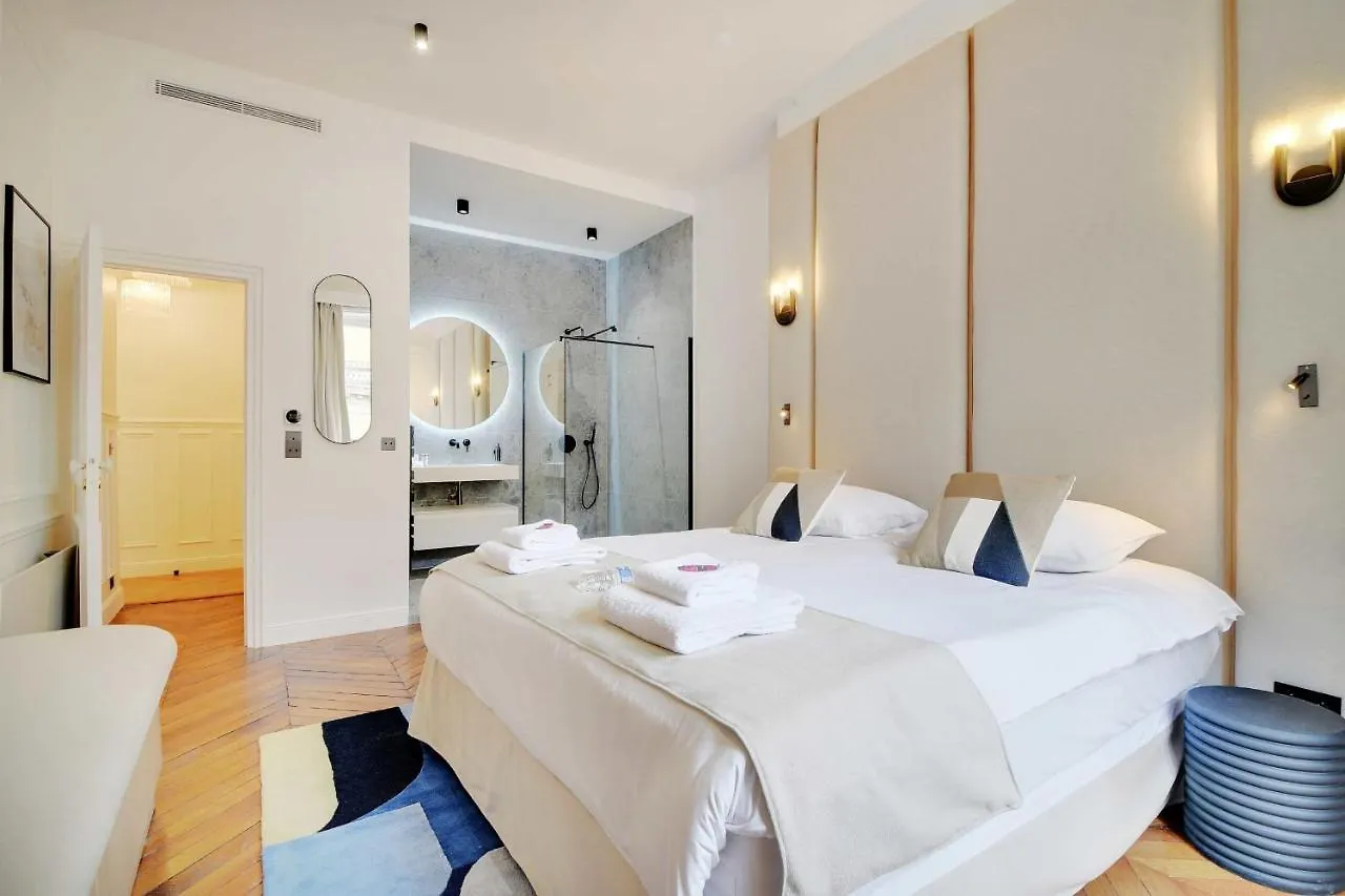 Stunning Property - 4Br-10P - Louvre Paris Apartment